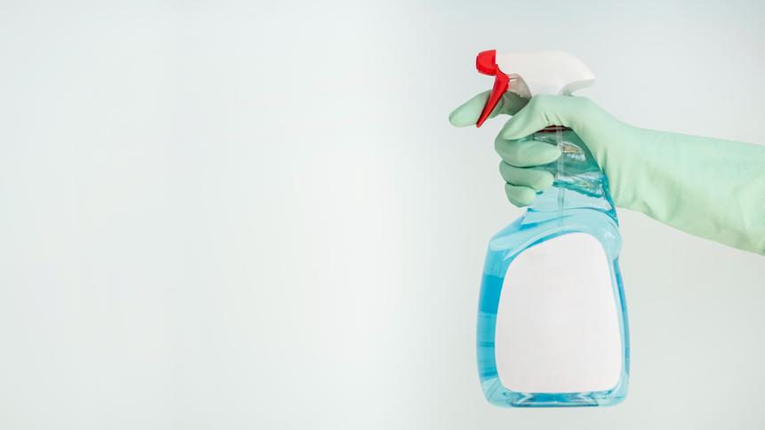 В Дагестане трехлетняя девочка напоила младшего брата средством для мытья плит