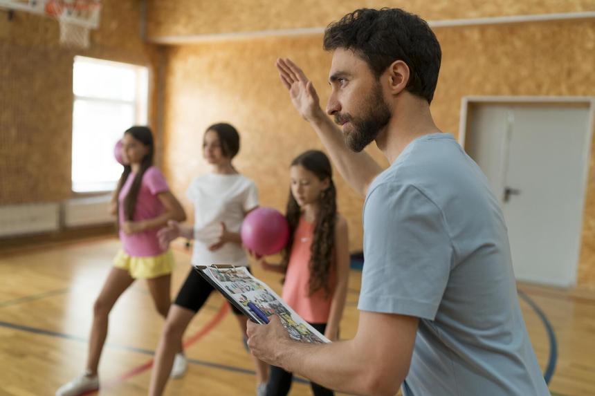 «По-другому не получается успокоить»: красноярский тренер по волейболу избил двух детей за непослушание