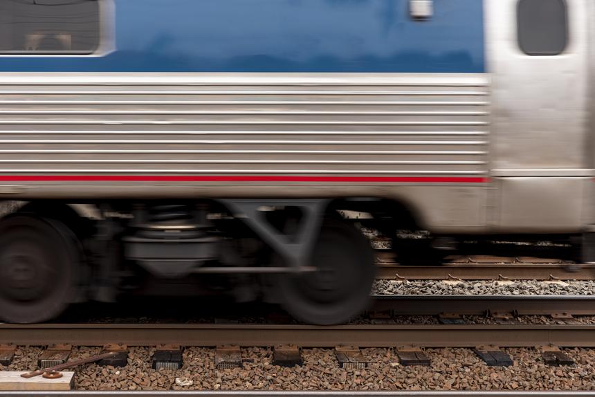 В Москве мужчина лишился обеих ног, пытаясь открыть дверь уходящей электрички