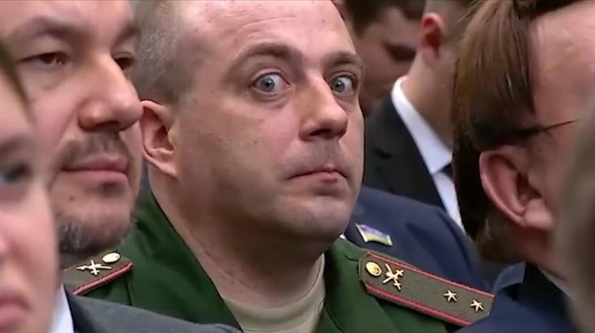 Раскрыта личность удивленного военного без руки на послании Путина