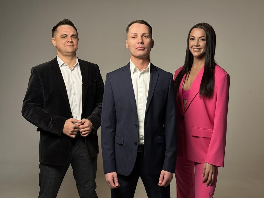 Денис Амосов (по центру)