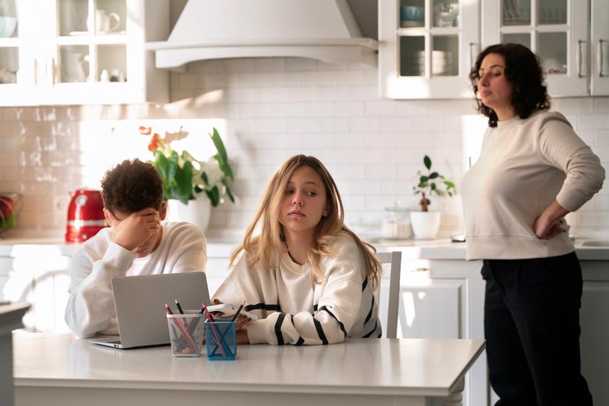 Девочка позвонила из туалета и рассказала подруге: в Подмосковье женщина кинула нож в дочь