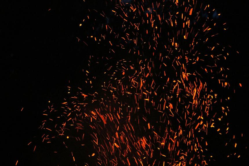 Хлынула с потолка: учеников питерской гимназии залило огненной лавой