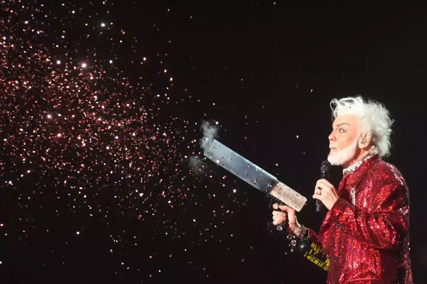 Филипп Киркоров стал блондином и вышел на сцену в блестящем золотом костюме