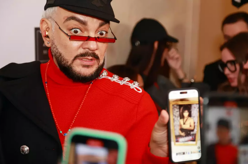 Филипп Киркоров появился на премьере в камуфляжном костюме от Louis Vuitton