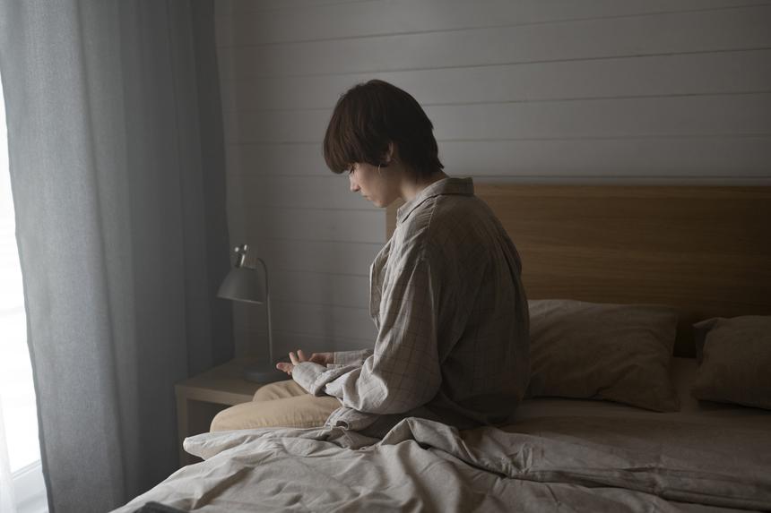 Пациентка центра лечения зависимостей обвинила охранника в изнасиловании и спаивании