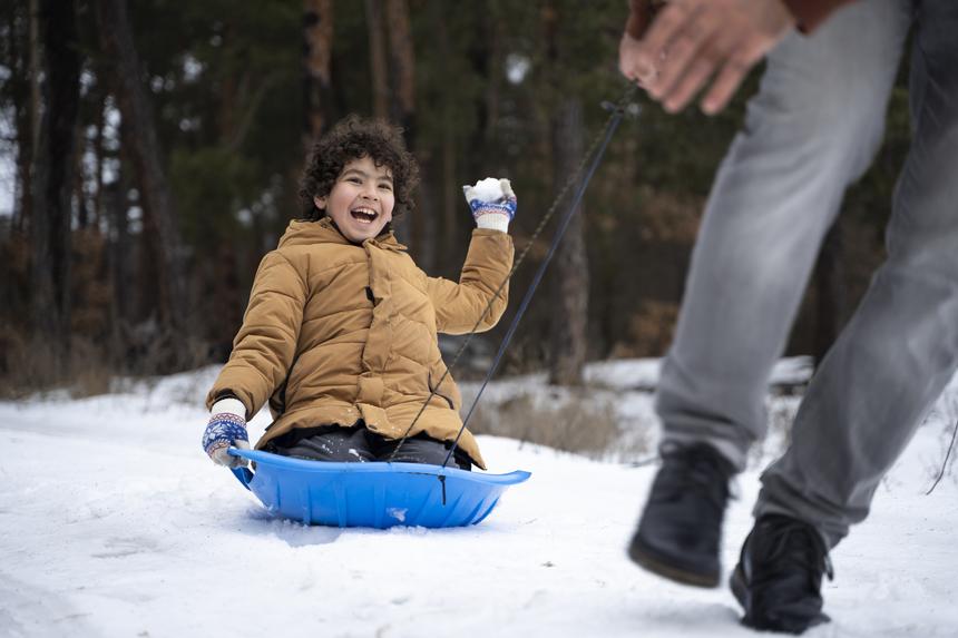 Они были прикреплены к снегоходу: подросток лишился ноги после катания на санях