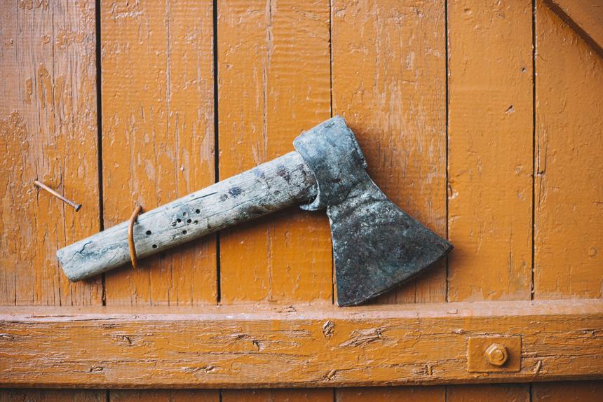 Россиянин с топором ворвался в больницу и потребовал излечить его от алкоголизма