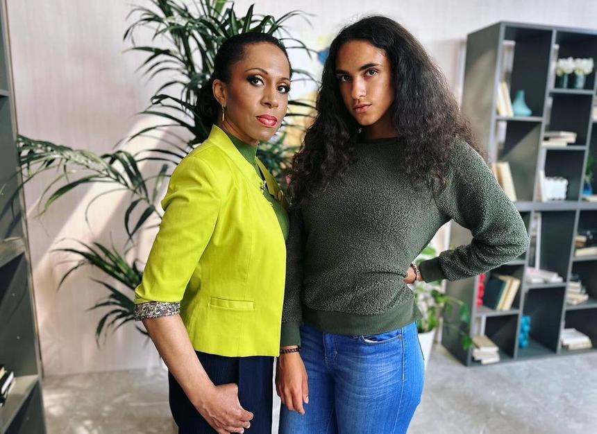 Телеведущая Елена Ханга опубликовала редкий снимок с дочерью