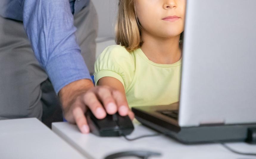 В Пензе учитель информатики совратил восьмиклассницу в школьной лаборантской