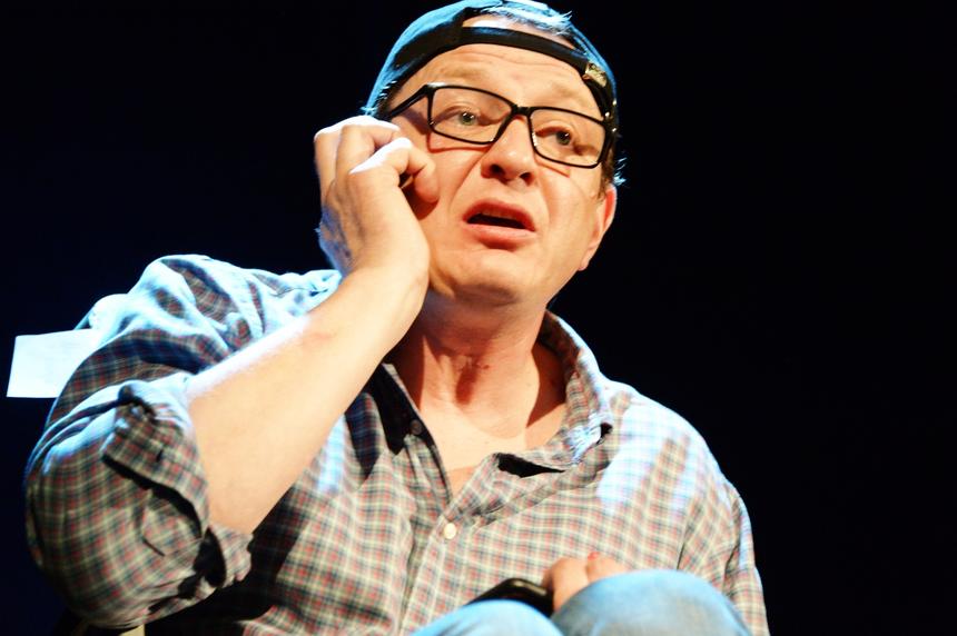 Марат Башаров остановил спектакль в Ростове-на-Дону и бросился помогать зрителю, которому стало плохо