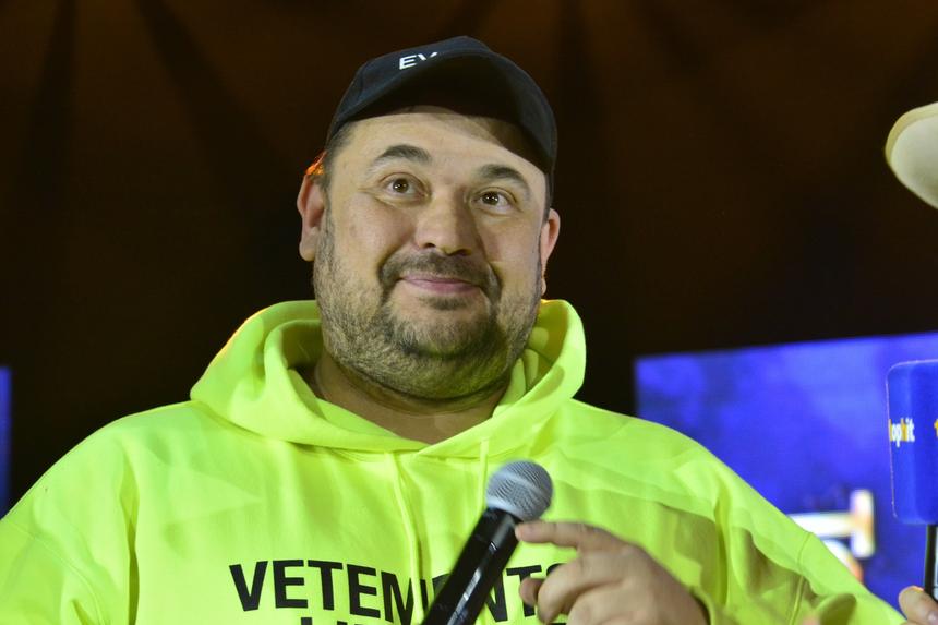 «Папу не трогать»: Жуков заявил, что за младенцем в основном ухаживает его жена