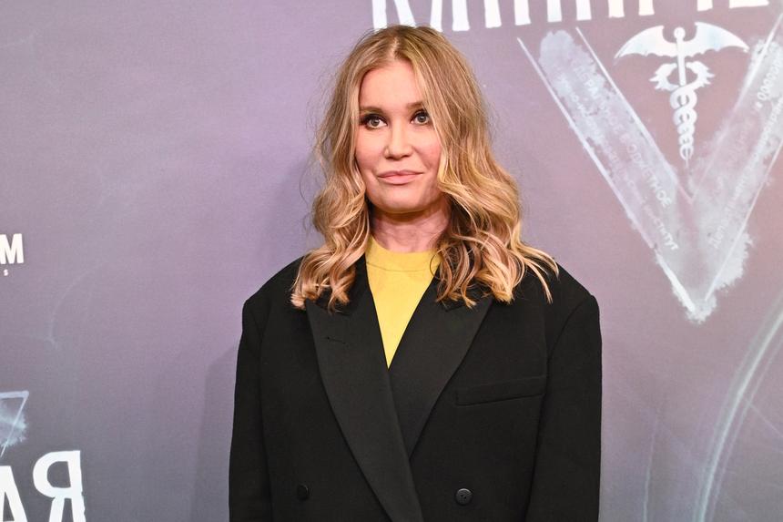 Актриса Кристина Бабушкина вышла в свет без кольца после задержания мужа