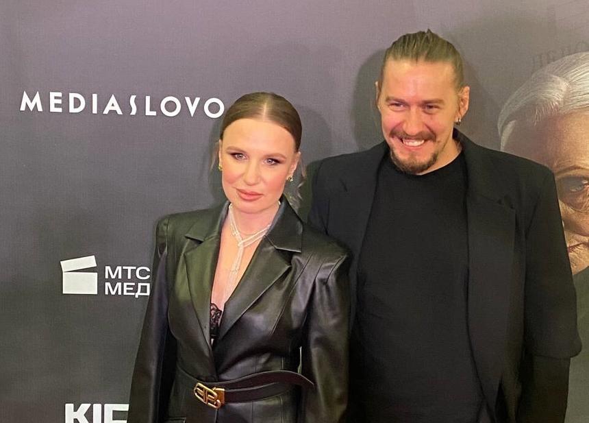 «Извините»: Валерия Гай Германика оделась в черное и впервые вышла в свет после новостей о разводе