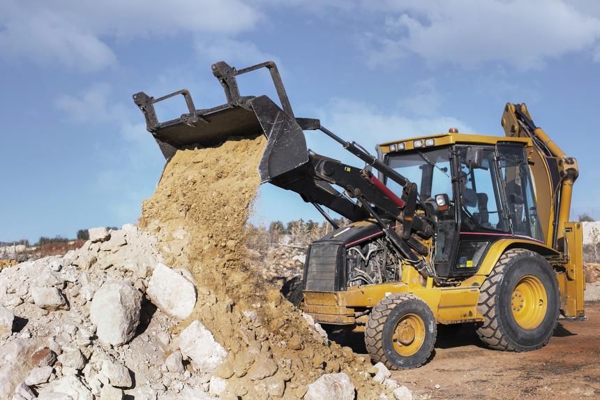 В Уфе водитель бульдозера снес частный дом с двумя маленькими детьми внутри