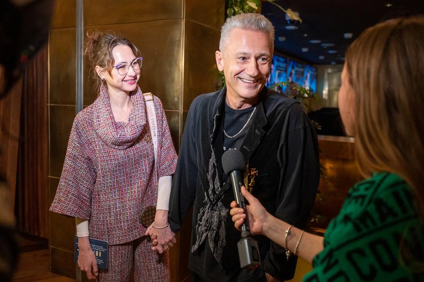 63-летний Меньшиков и его молодая жена пришли на премьеру в черно-белых нарядах