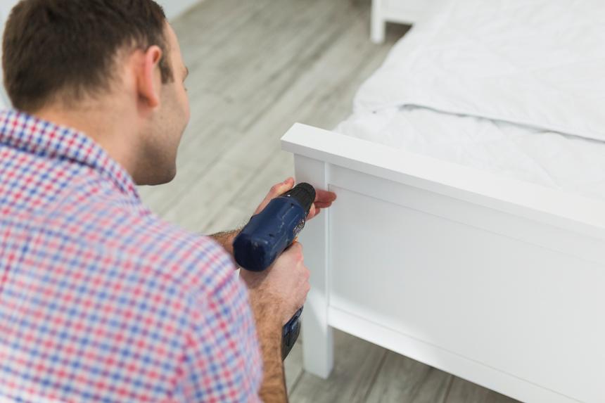 «Я вложил в инструменты 20 тысяч, а за полгода сколотил 500»: сколько зарабатывают «мужья на час» и на что согласны ради денег