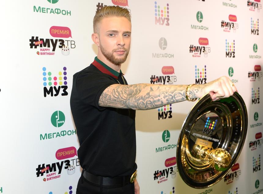 Егор Крид посетил стихийный мемориал у «Крокуса»