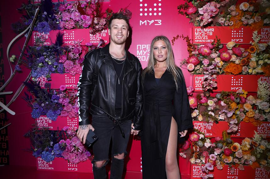 Даже сейчас думают о деньгах: Рита Дакота с мужем возмутили подписчиков поведением во время траура