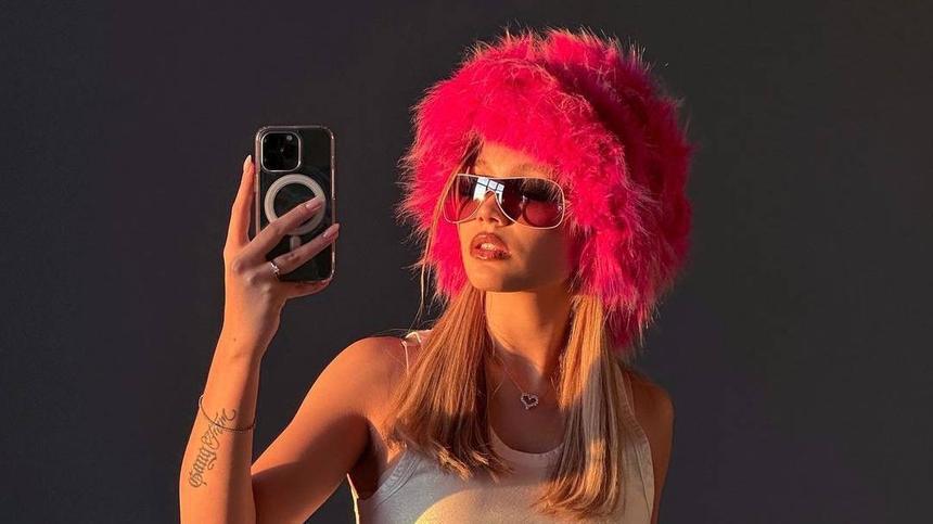 «Злость и непонимание»: Валя Карнавал посетила стихийный мемориал у «Крокуса»