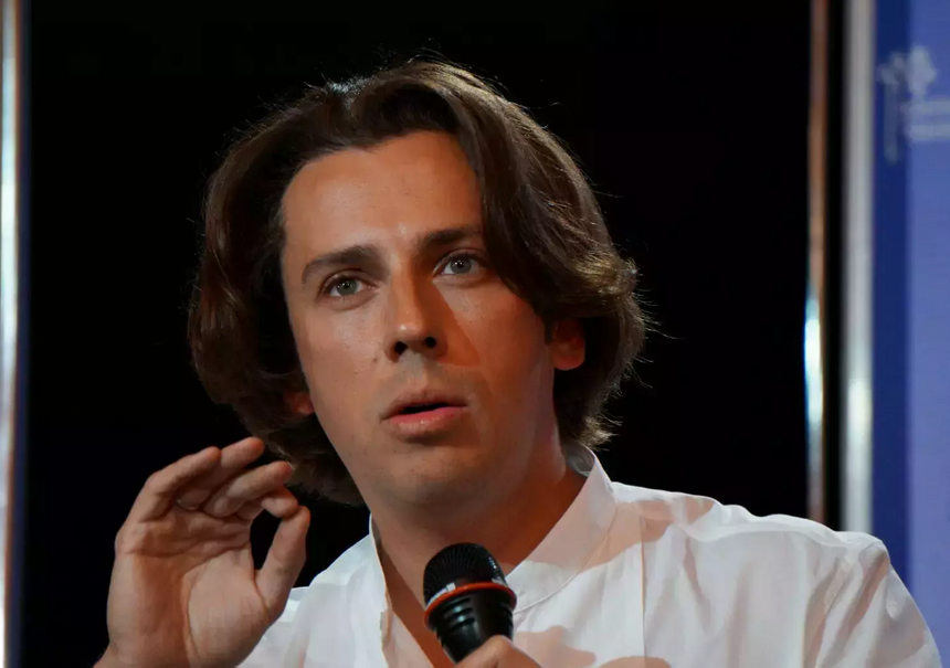 Не хватает денег? Галкина* заметили в эконом-классе самолета из Израиля в Германию