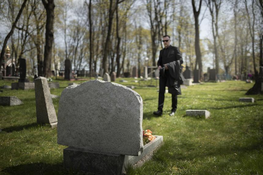 12 посетителей подмосковного кладбища оказались заперты на погосте