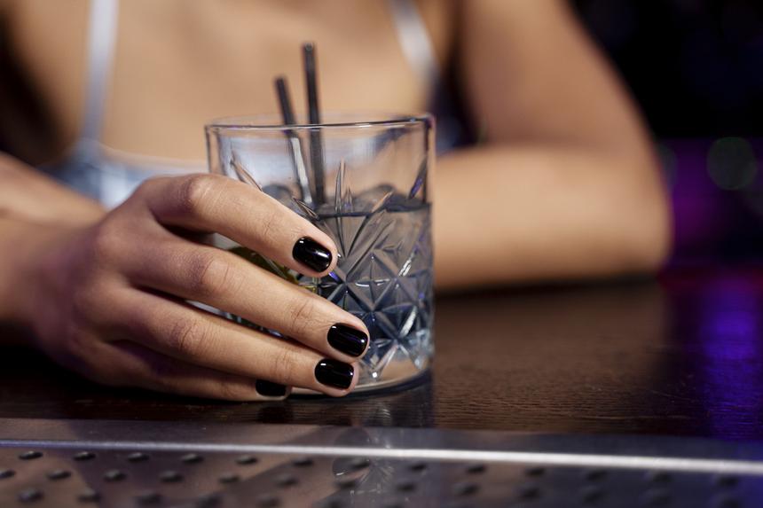 Посетительница бара ударила девушку осколком стакана в шею на танцполе и попала на видео