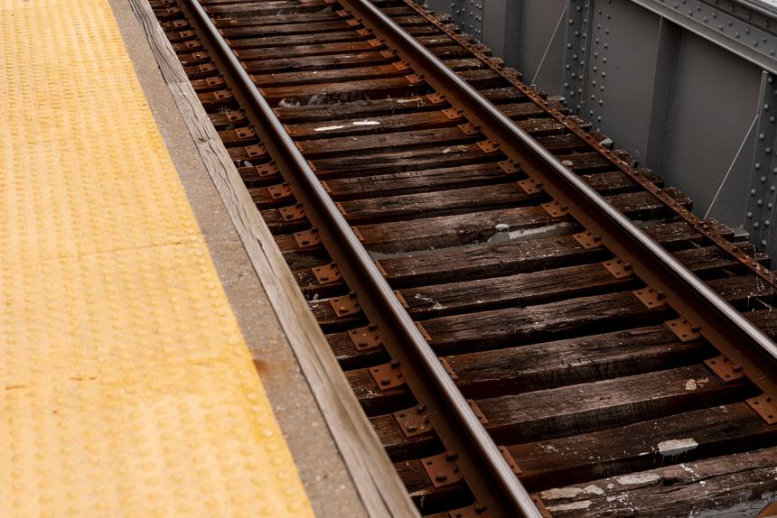 В Петербурге мужчина прыгнул на рельсы в метро за выпавшей пачкой чая