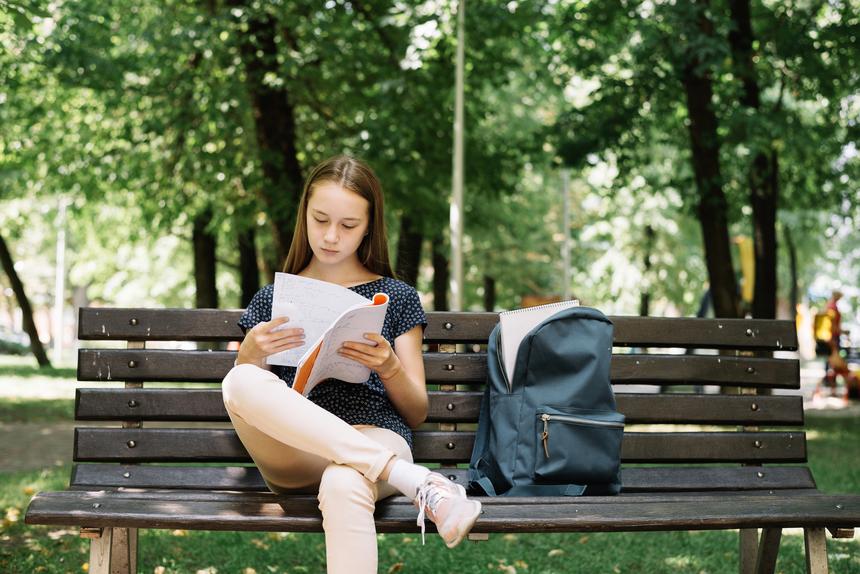 «Средь бела дня»: рабочий строительной компании совратил 13-летнюю школьницу во дворе