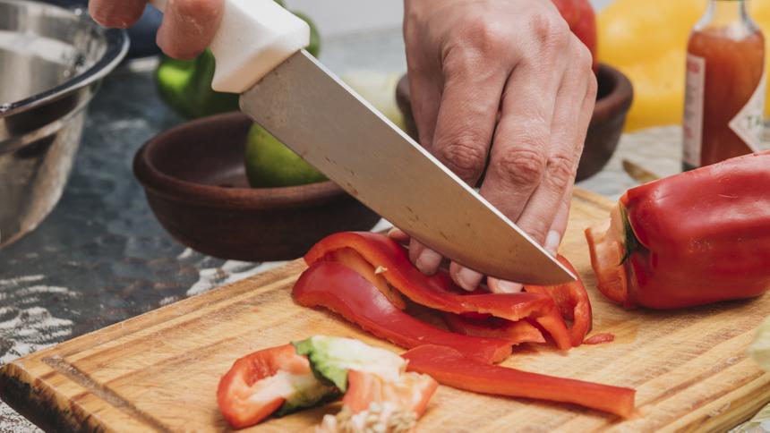 Шеф-повара из Подмосковья зарезали кухонным ножом в его квартире