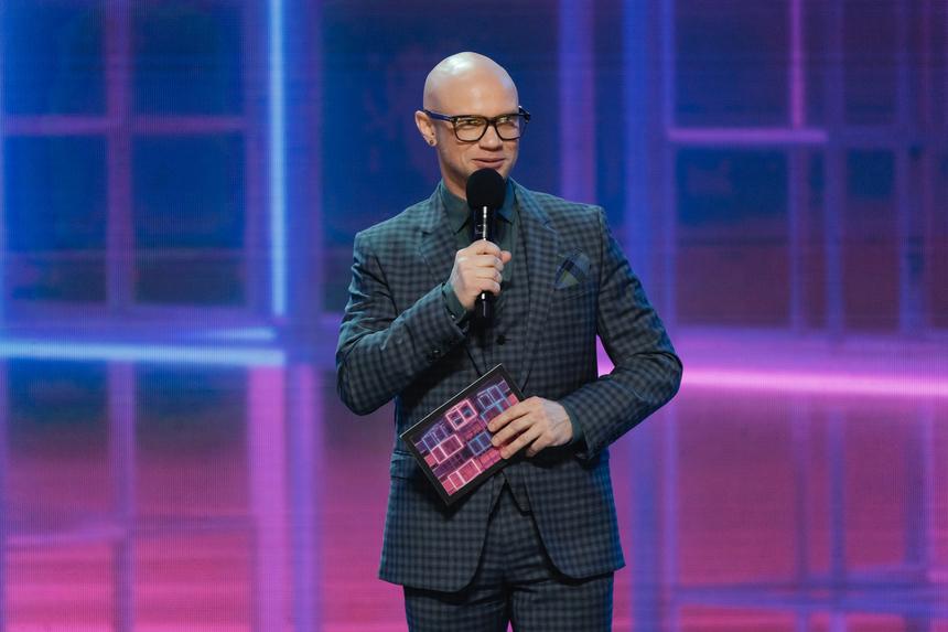 «Путь к этой тумбе был долгим»: Дмитрий Хрусталев о роли ведущего Высшей лиги КВН и трансформации юмора