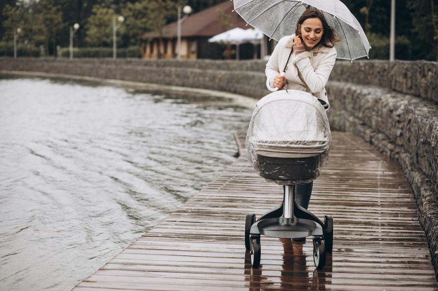 Под Москвой нашли коляску с плачущим младенцем и его родителей без сознания