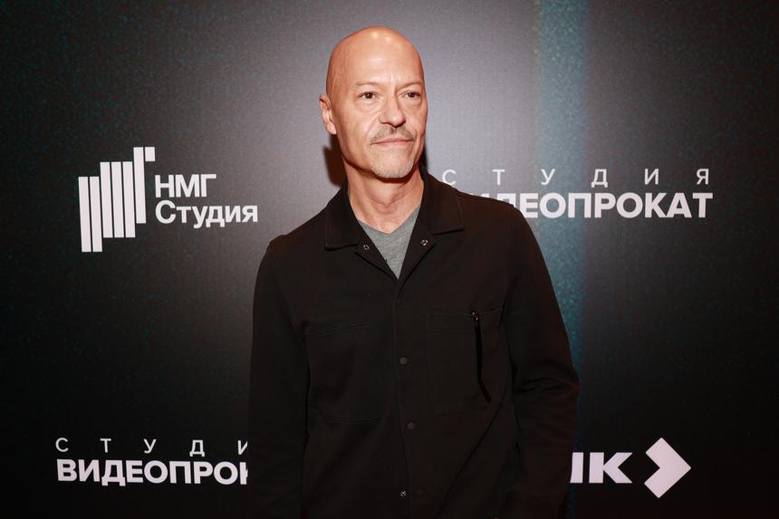 56-летний режиссер Бондарчук появился на кинопремии без обручального кольца