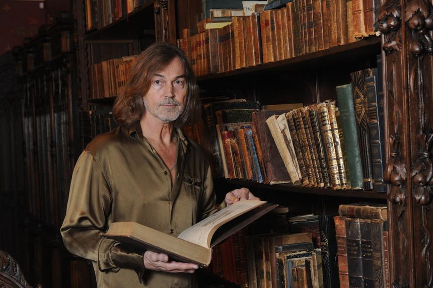 «Сегодня у меня есть практически все»: Никас Сафронов о творчестве, Софи Лорен и любовной драме