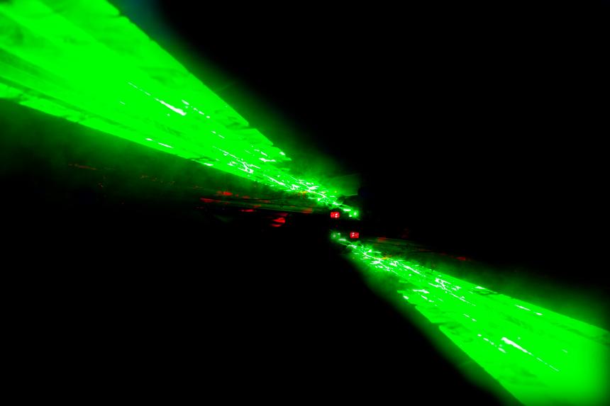 При посадке в Пулково пилотов самолета пытались ослепить лазером зеленого цвета