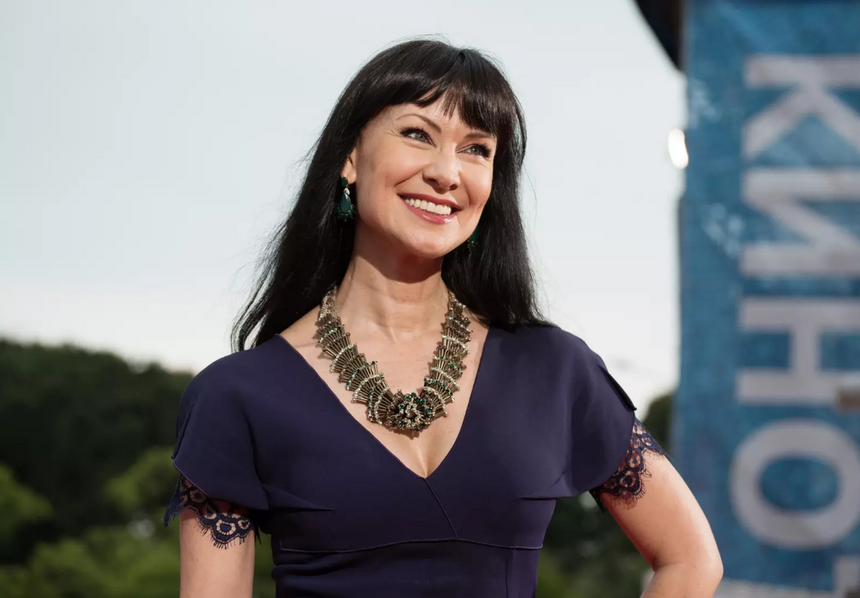 Звезда «Папиных дочек» посетила мероприятие в пиджаке «с мужского плеча»