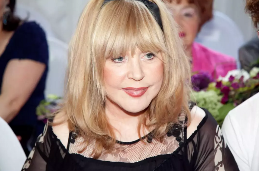 «Крик, скрип и стон возрастной женщины»: россияне в пух и прах раскритиковали новые песни Пугачевой