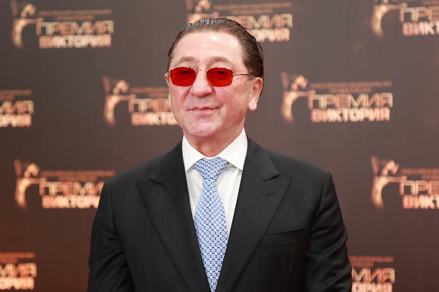 Возможно привлечение к уголовной ответственности: что грозит Лепсу за удар по телефону фанатки