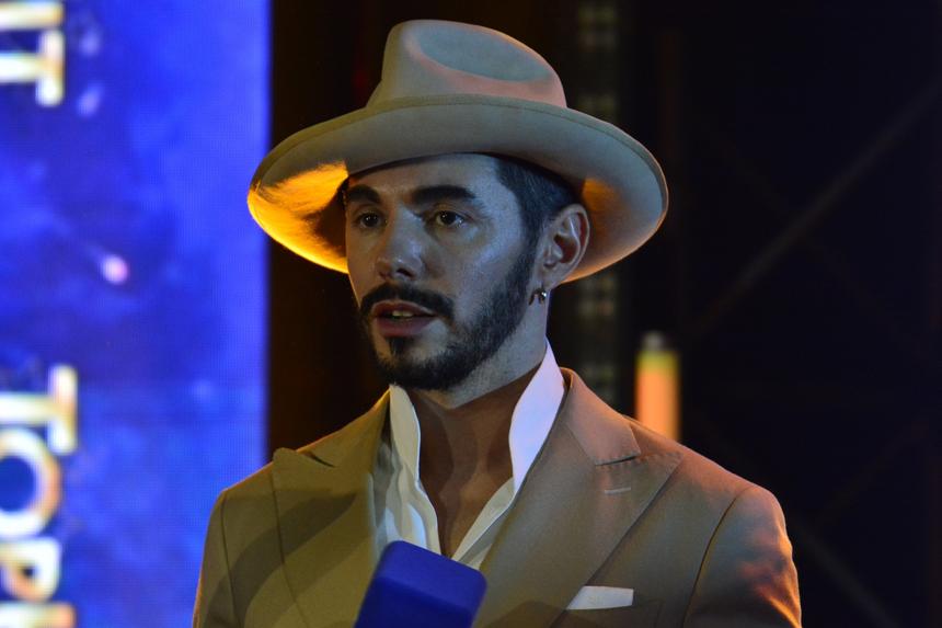 Тимур Родригез пришел на премьеру со спутницей и отказался давать комментарии