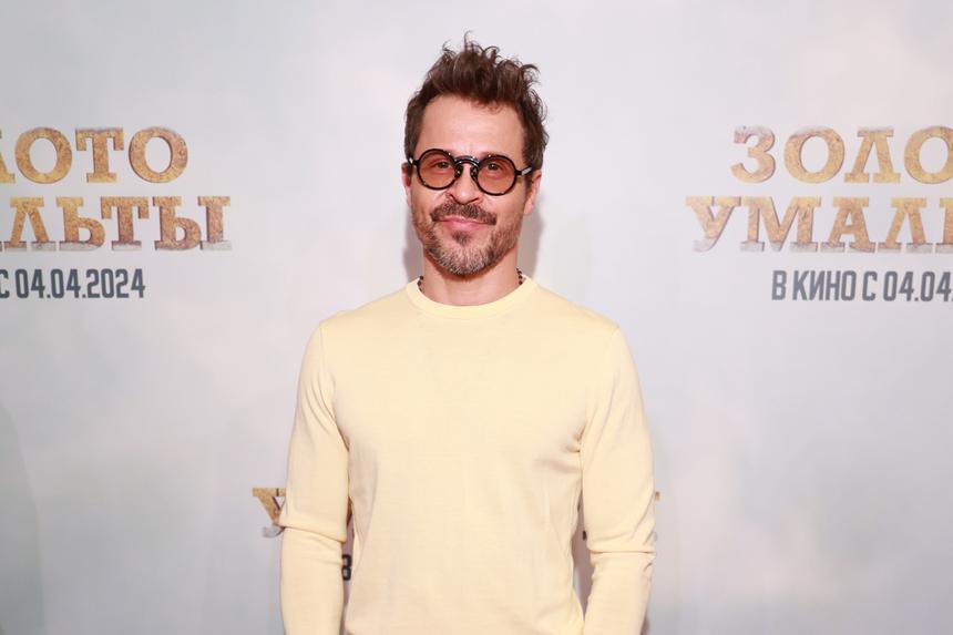 «Посидеть дома, помолчать»: Павел Деревянко рассказал о совместном досуге с возлюбленной