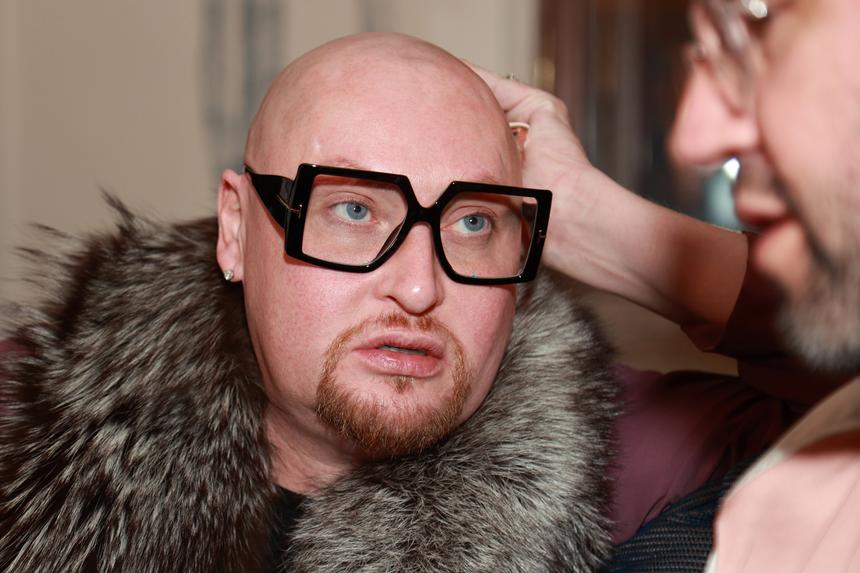 «Мы далеко друг от друга»: певец Шура рассказал о непростых отношениях с матерью после многолетнего конфликта