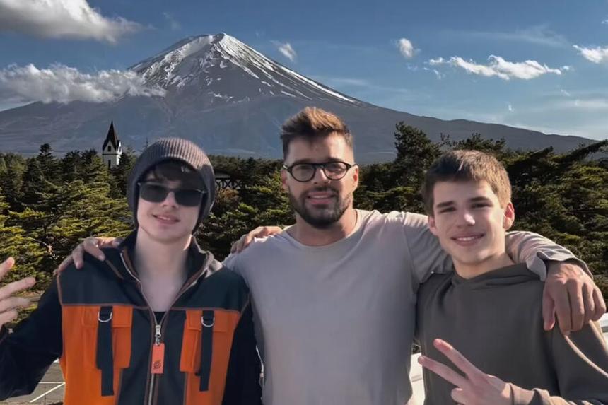 Рики Мартин показал повзрослевших сыновей-близнецов от суррогатной матери