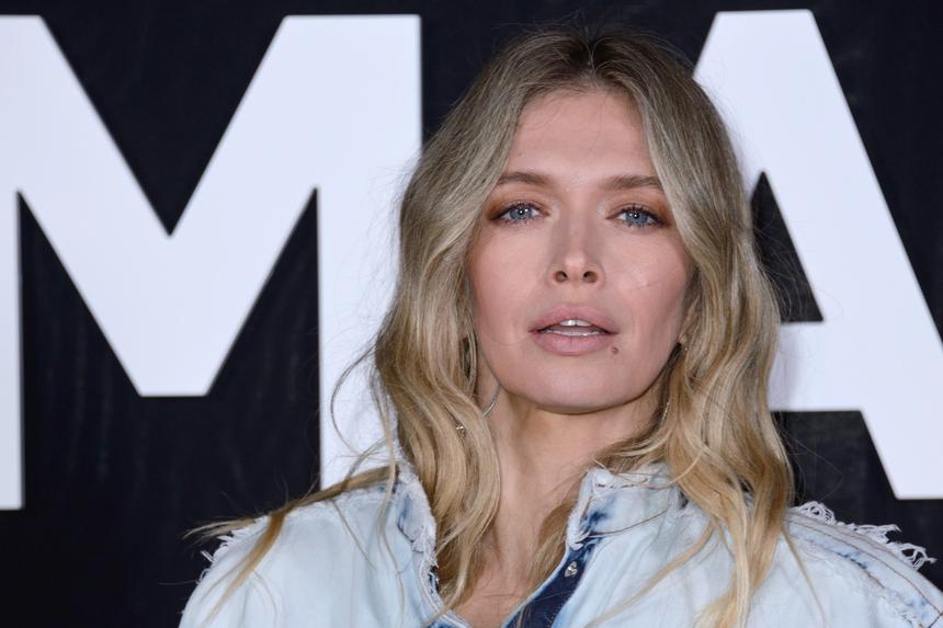 Растрепанные волосы и уставшее лицо: Вера Брежнева показала честное фото и нарвалась на критику