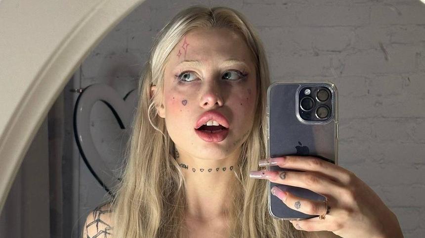 Популярная рэперша разбила телефоны фанатов на концерте в Москве