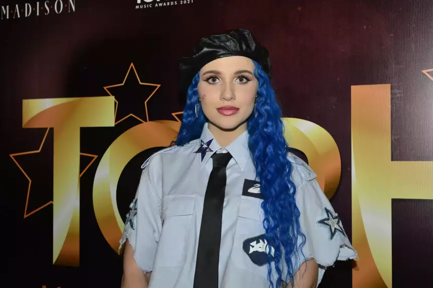 Mia Boyka сорвала с себя синий парик на сцене после скандала с рэпером T-Killah