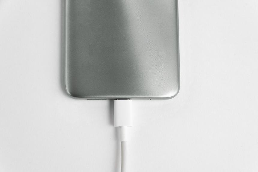 Российский школьник погиб от удара током от зарядки для телефона