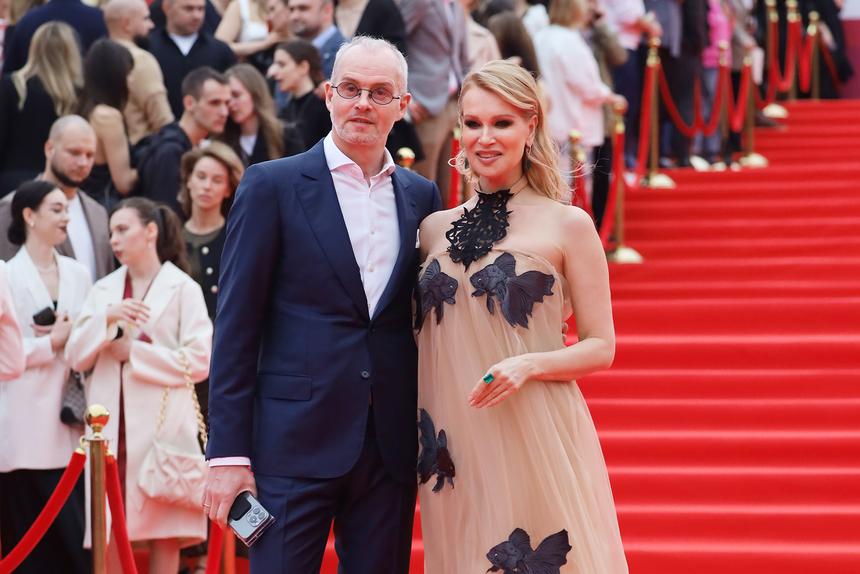 Олеся Судзиловская оправдалась за прозрачное платье на ММКФ, которое назвали пеньюаром