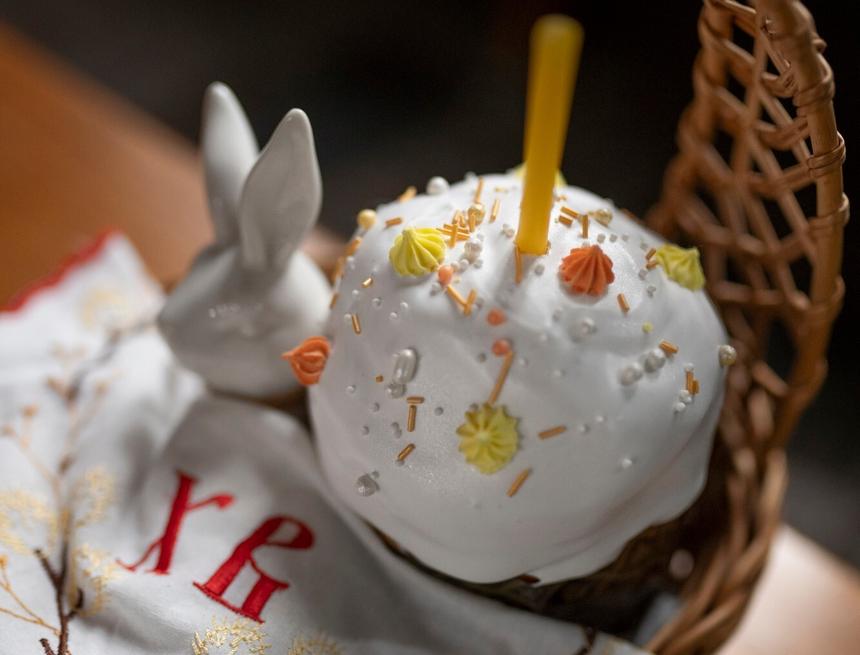 С сусальным золотом: раскрыта стоимость самых дорогих пасхальных куличей в России