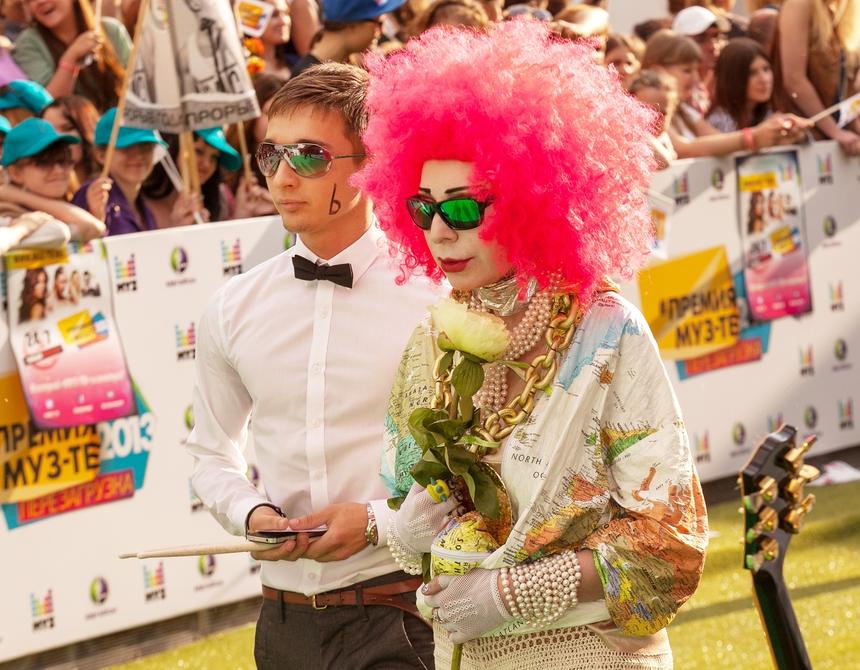 Играет в переходах: что стало с эксцентричной королевой русского рок-н-ролла Жанной Агузаровой