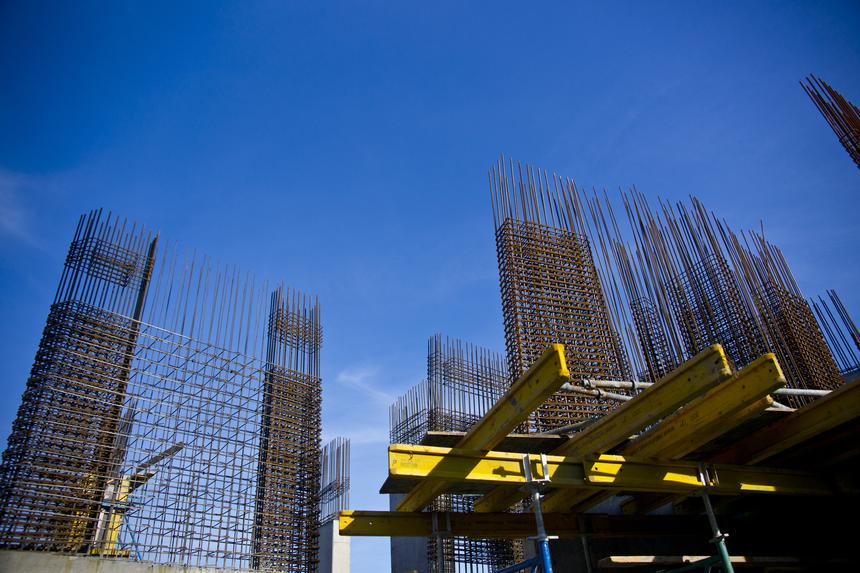 В российском городе рабочий сорвался во время ремонта элитного коттеджа и погиб